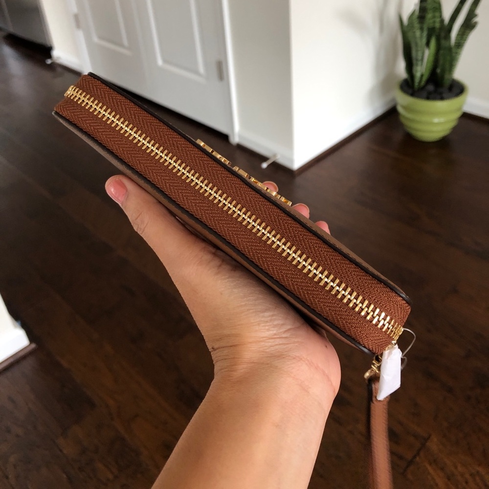 💕🌹Michael Kors Luggage wallet💕🌹 - Picture 4 of 5